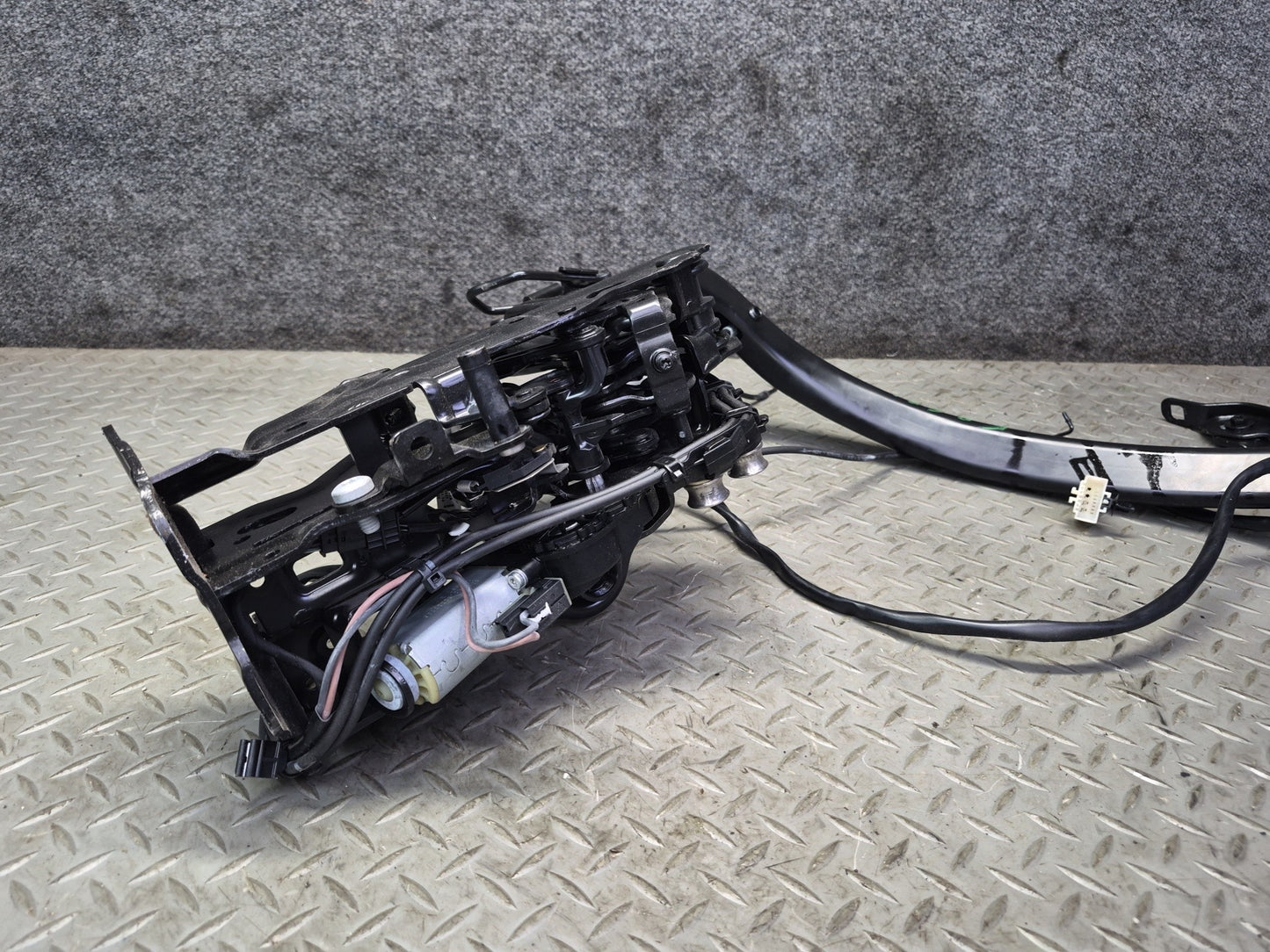 2015-2020 BMW F33 F83 M4 Convertible TOP Roof Left Hinge w Motor
