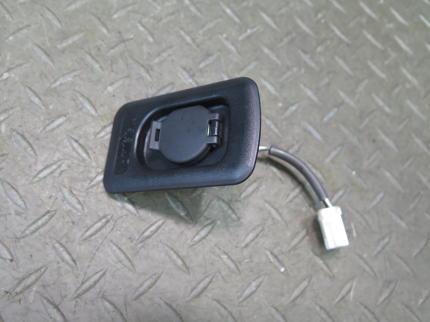 00-01 Toyota Crown JZS175 Rear Trunk 12V Power Outlet Socket OEM