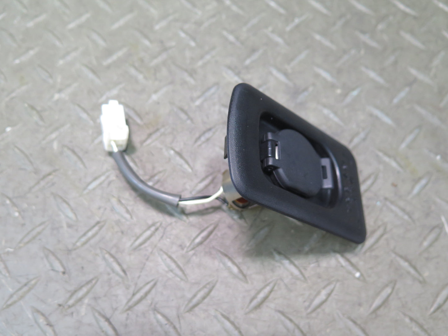 00-01 Toyota Crown JZS175 Rear Trunk 12V Power Outlet Socket OEM