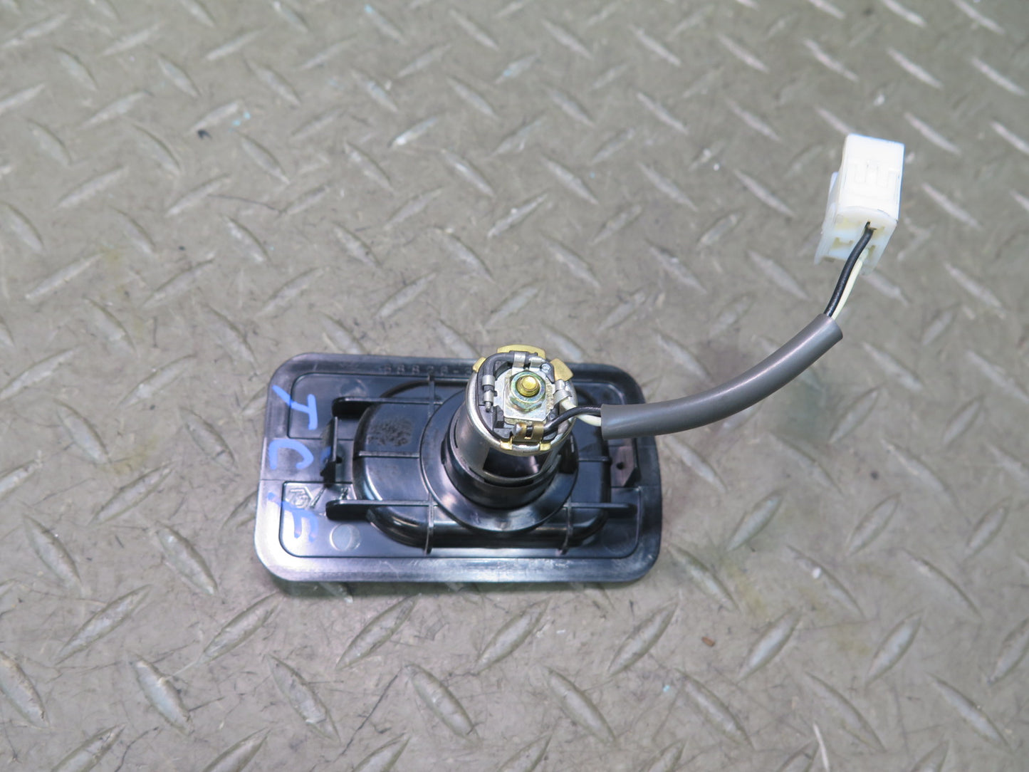 00-01 Toyota Crown JZS175 Rear Trunk 12V Power Outlet Socket OEM