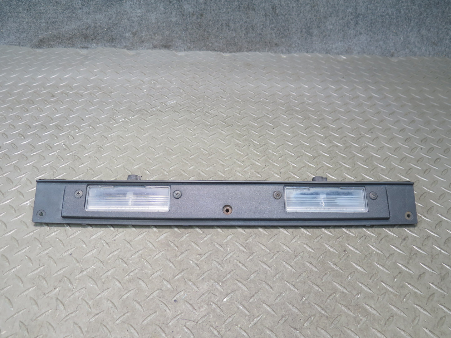 2003-2007 Hummer H2 Rear Trunk Lid License Plate Light Panel 15182619