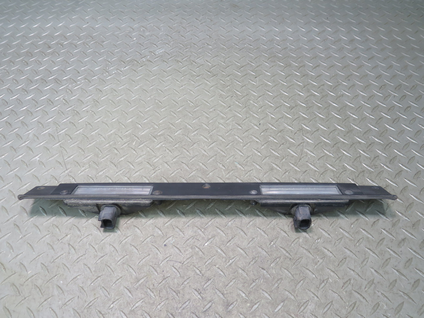 2003-2007 Hummer H2 Rear Trunk Lid License Plate Light Panel 15182619