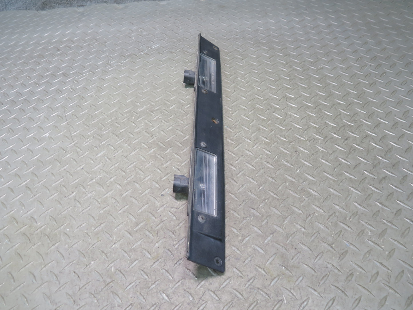 2003-2007 Hummer H2 Rear Trunk Lid License Plate Light Panel 15182619