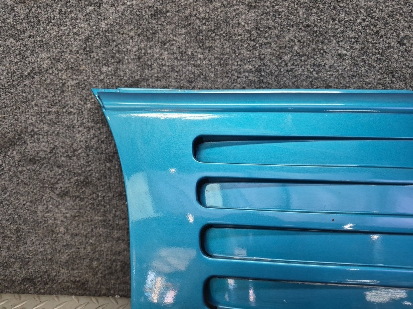 91-94 Chevrolet Corvette C4 Front Left Fender Lower Trim Molding Bright Aqua OEM