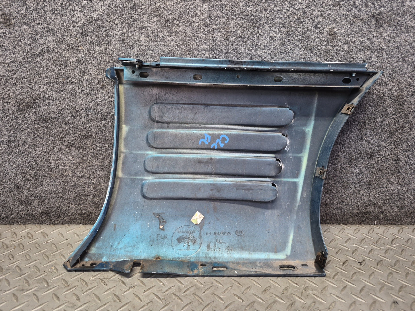 91-94 Chevrolet Corvette C4 Front Left Fender Lower Trim Molding Bright Aqua OEM