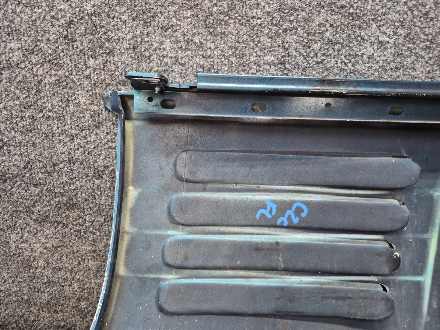 91-94 Chevrolet Corvette C4 Front Left Fender Lower Trim Molding Bright Aqua OEM