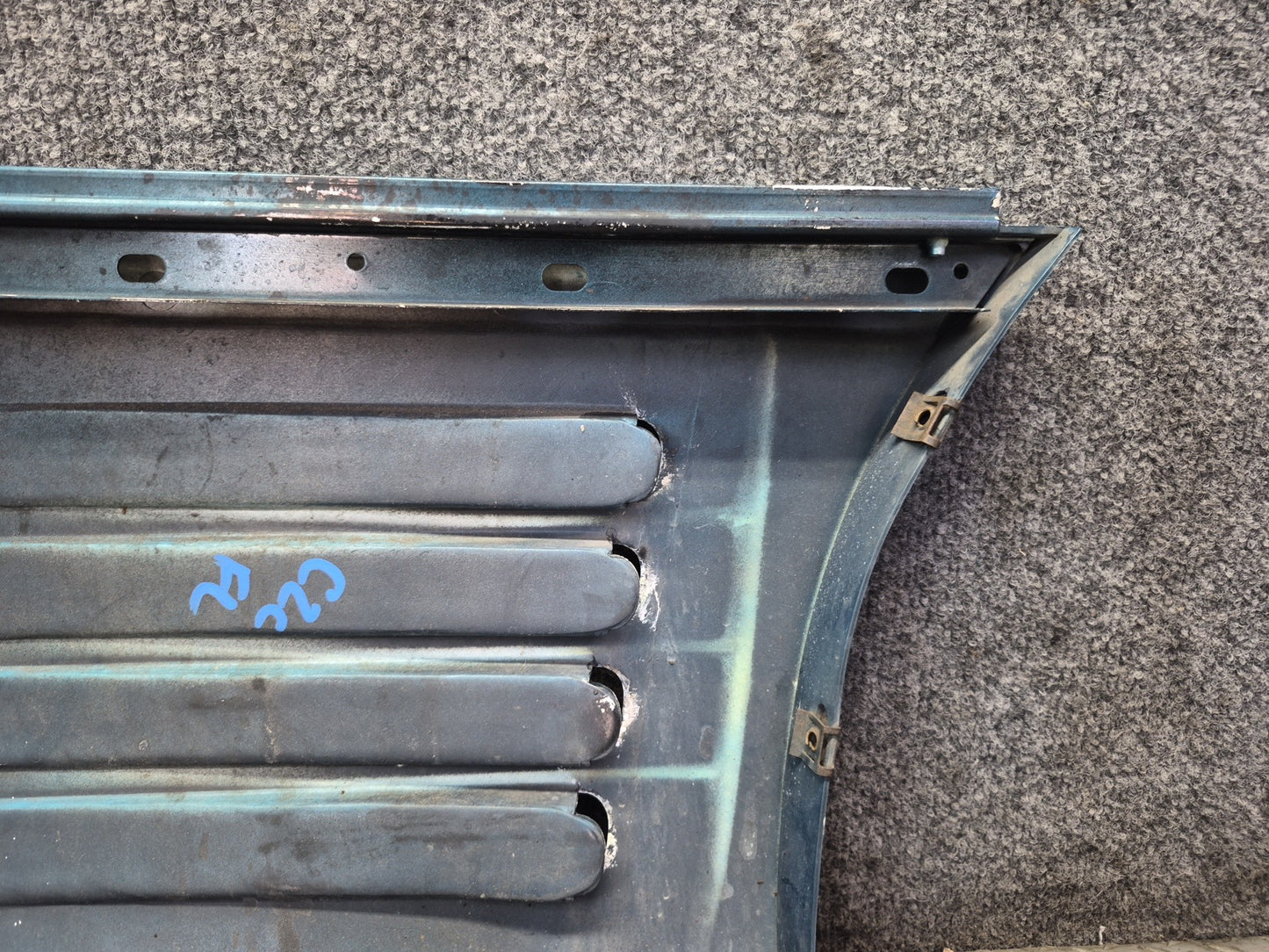 91-94 Chevrolet Corvette C4 Front Left Fender Lower Trim Molding Bright Aqua OEM