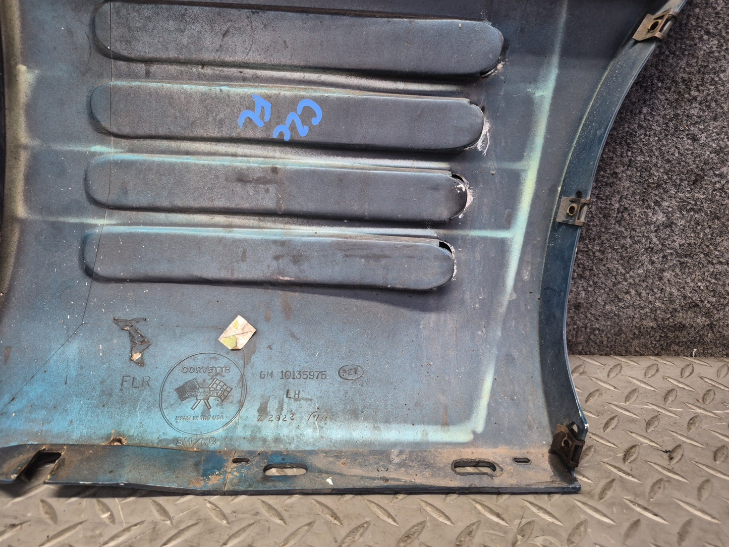 91-94 Chevrolet Corvette C4 Front Left Fender Lower Trim Molding Bright Aqua OEM