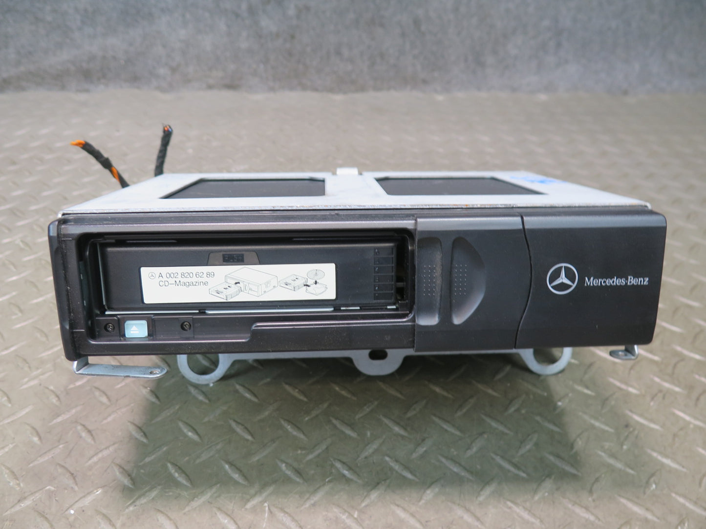 03-08 Mercedes R230 Sl-class CD Changer Player w Magazine 2038209089 OEM