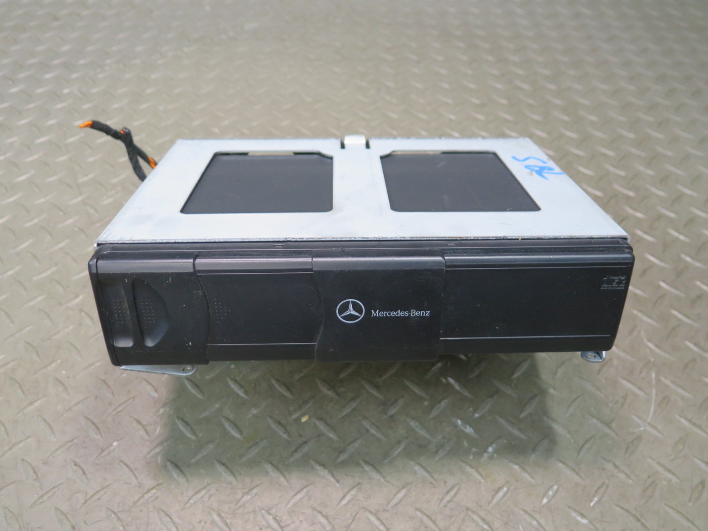 03-08 Mercedes R230 Sl-class CD Changer Player w Magazine 2038209089 OEM