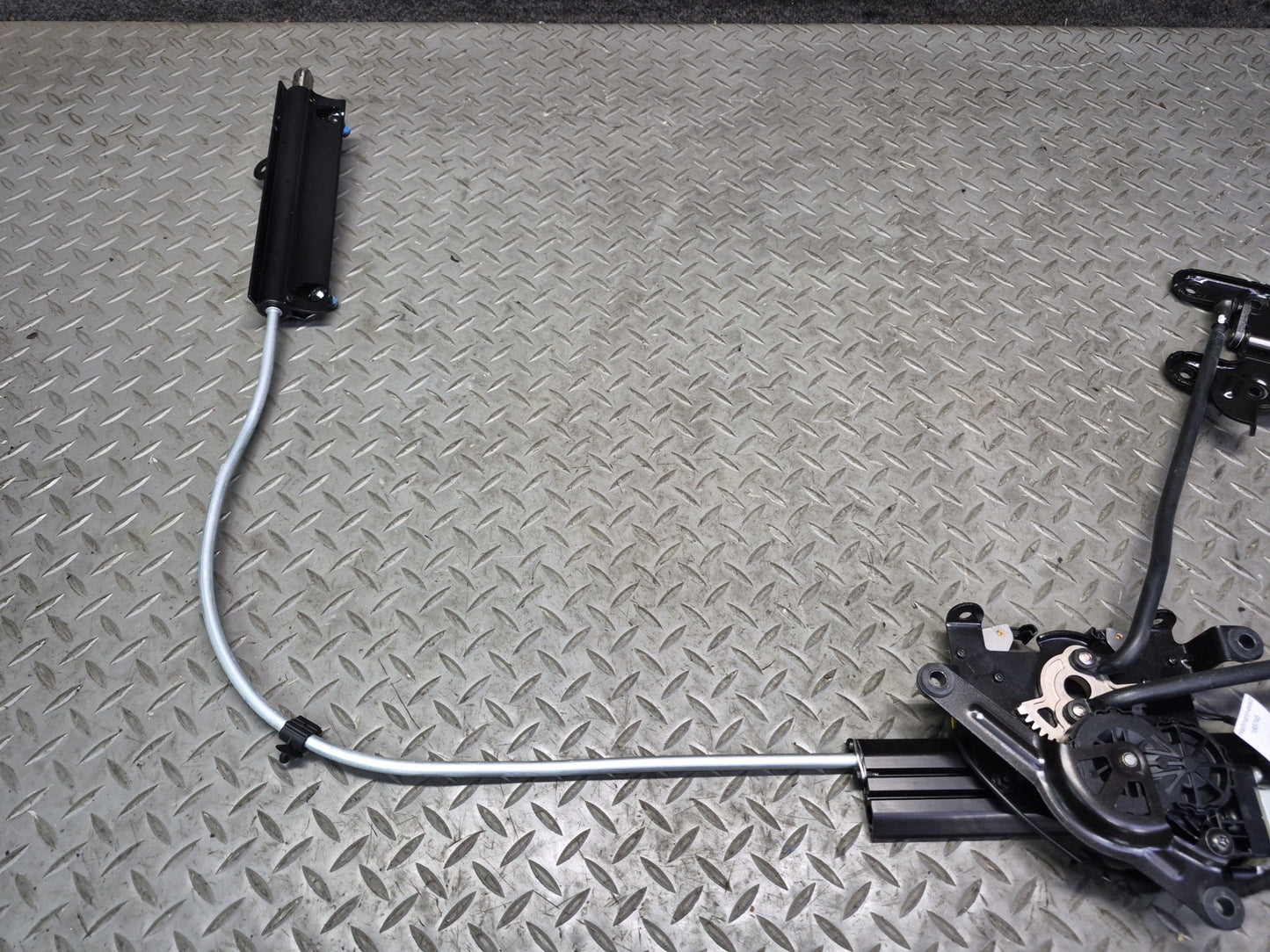 2015-2020 BMW F33 F83 M4 Convertible  Folding TOP Roof Lock Latch Motor Assembly