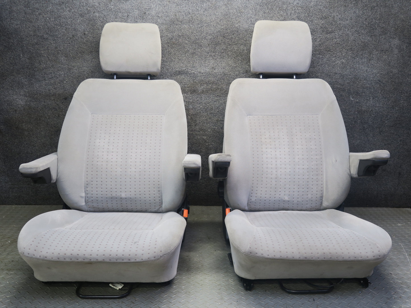 01-03 VW Eurovan T4 Set of 2 Front Left & Right Cloth Seat w Armrest Gray OEM
