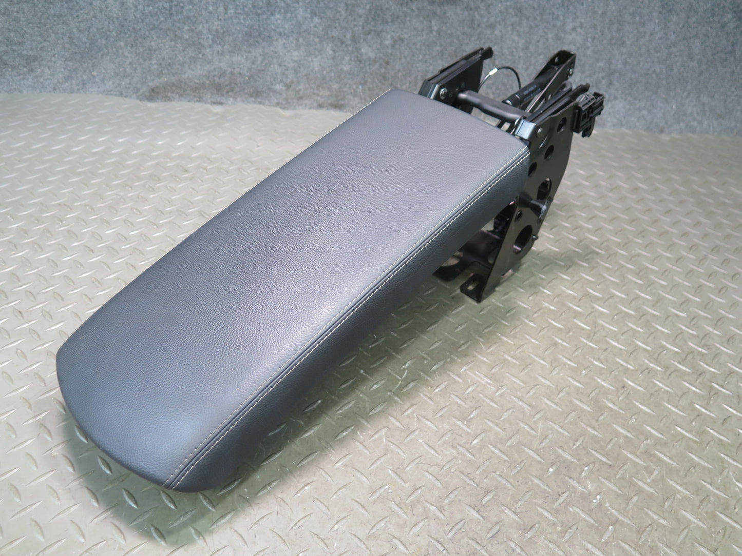 03-06 Mercedes SL55 AMG R230 Center Console Leather Armrest Lid Cover w Tray OEM