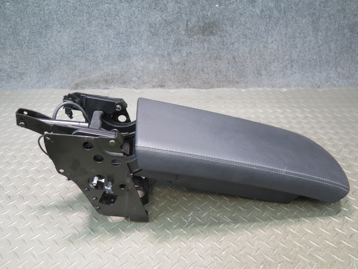 03-06 Mercedes SL55 AMG R230 Center Console Leather Armrest Lid Cover w Tray OEM