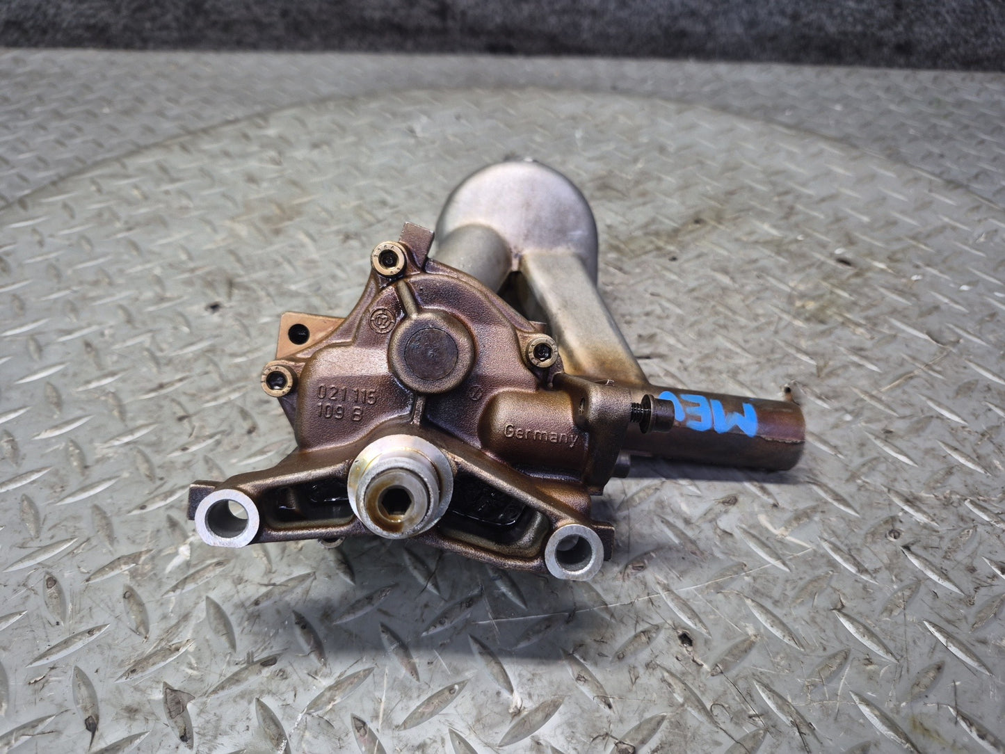 01-03 VW Eurovan T4 2.8L Engine Motor Oil Pump w Pipe & Shaft 021115153E OEM