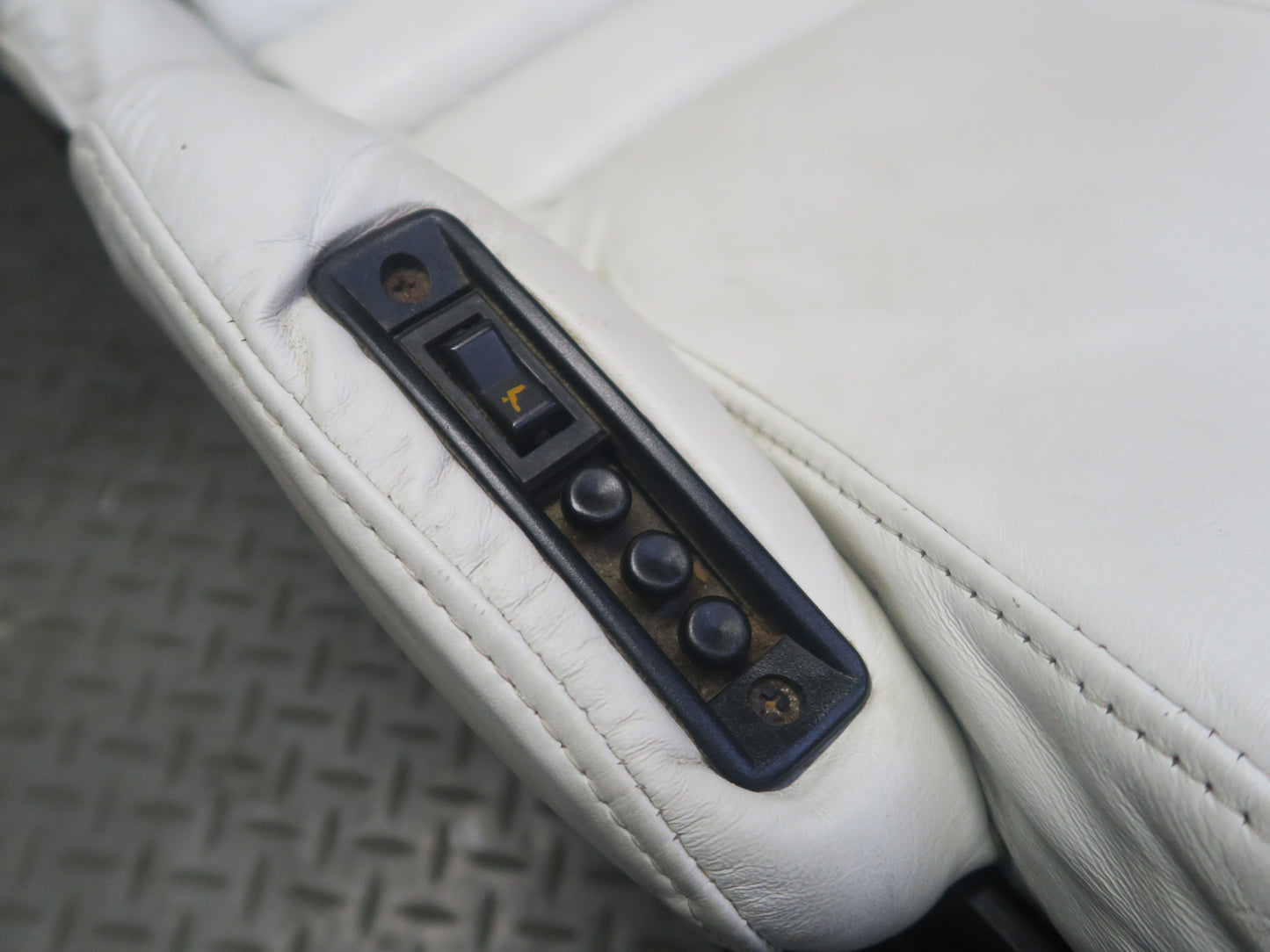 92-93 Chevrolet Corvette C4 Set of 2 Front Left & Right Leather Seat Damaged