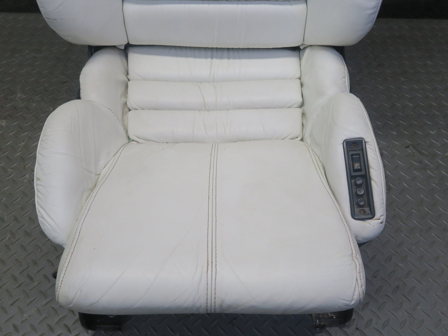 92-93 Chevrolet Corvette C4 Set of 2 Front Left & Right Leather Seat Damaged