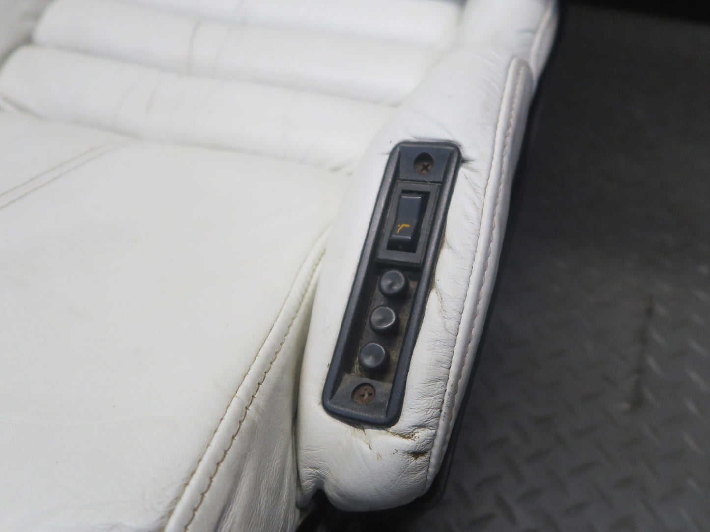 92-93 Chevrolet Corvette C4 Set of 2 Front Left & Right Leather Seat Damaged
