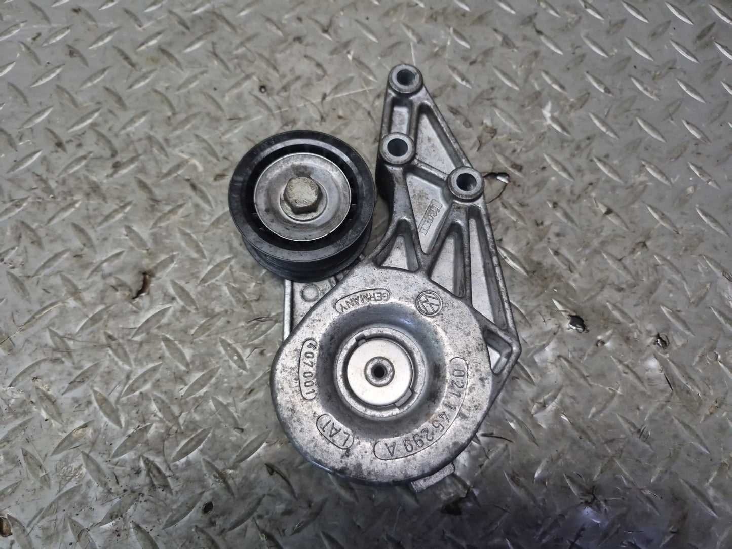 01-03 VW Eurovan T4 2.8L Engine Motor Serpentine Belt Tensioner 021145299A OEM