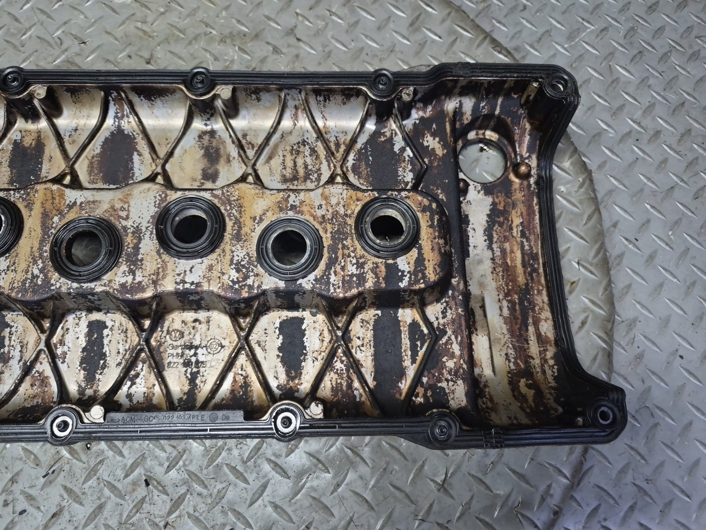 01-03 VW Eurovan T4 2.8L AXK Engine Cylinder Head Valve Cover w Oil Neck OEM