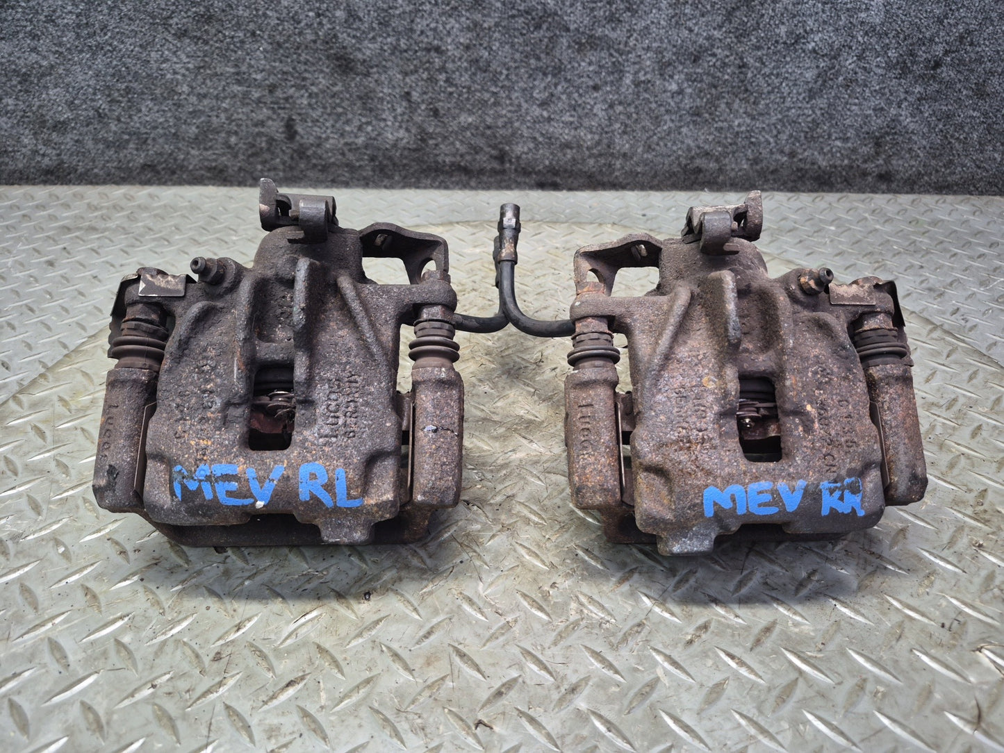01-03 VW Eurovan T4 2.8L FWD Set of 2 Rear Left & Right Brake Caliper OEM