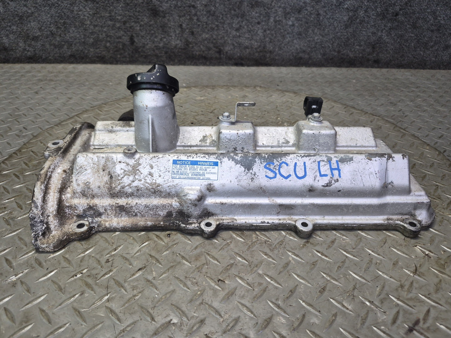 98-00 Lexus LS400 SC400 1UZFE 4.0L Left Engine Cylinder Cover w Bolts OEM