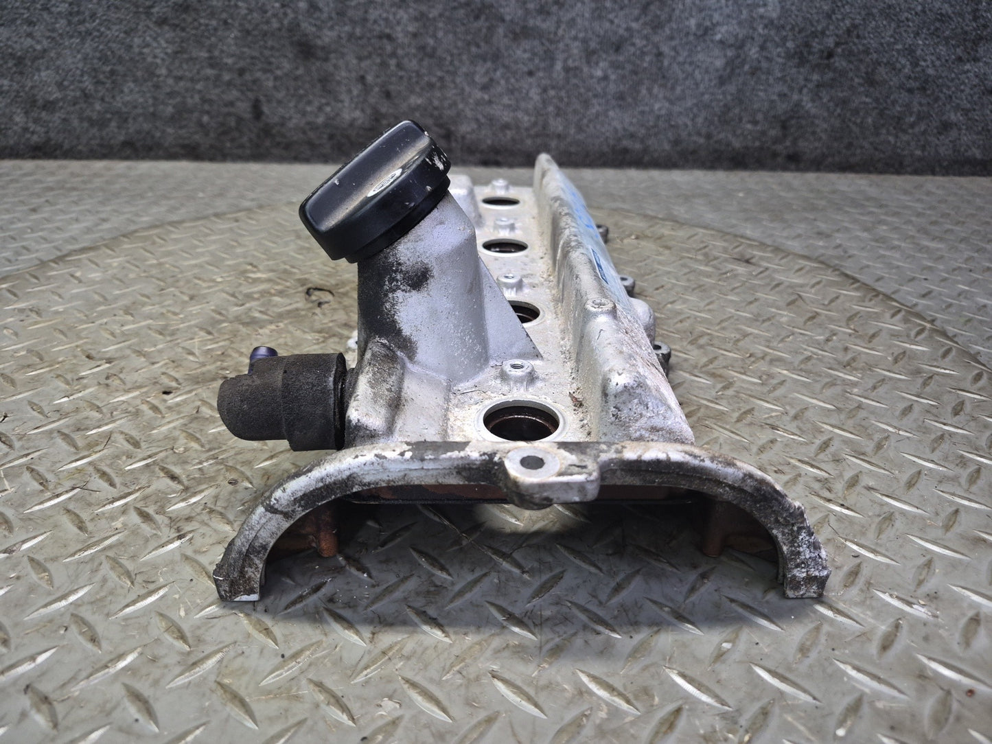 98-00 Lexus LS400 SC400 1UZFE 4.0L Left Engine Cylinder Cover w Bolts OEM