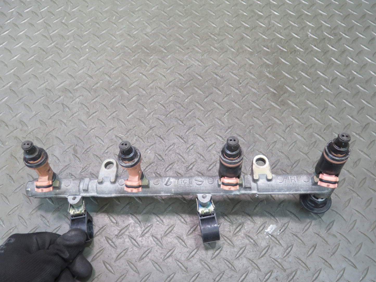 98-00 Lexus UZZ30L SC400 1UZFE Fuel Rail w Injector Set Assembly OEM