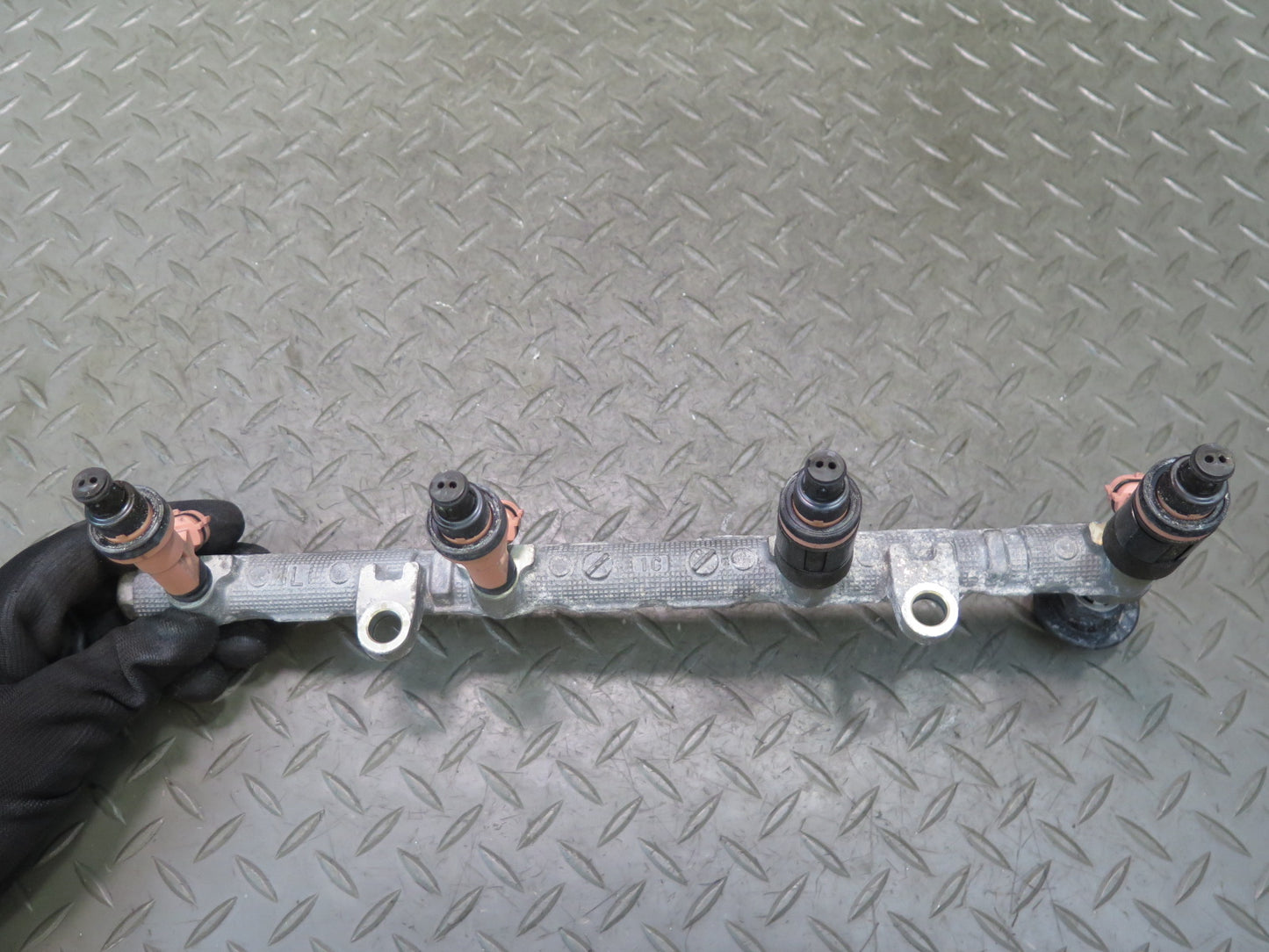 98-00 Lexus UZZ30L SC400 1UZFE Fuel Rail w Injector Set Assembly OEM