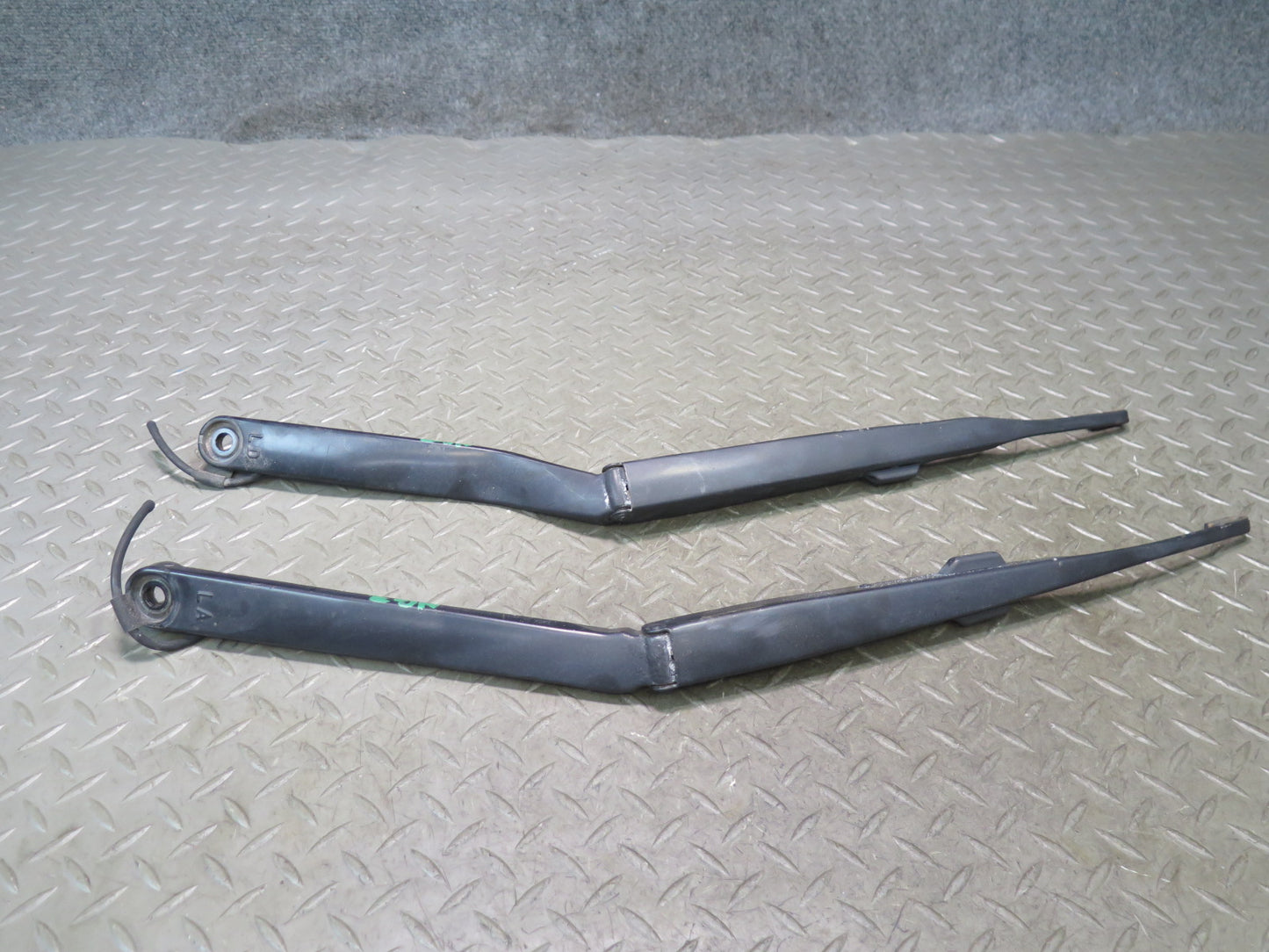 03-09 Nissan Z33 350Z Set of 2 Front Left & Right Windshield Wiper Arm OEM