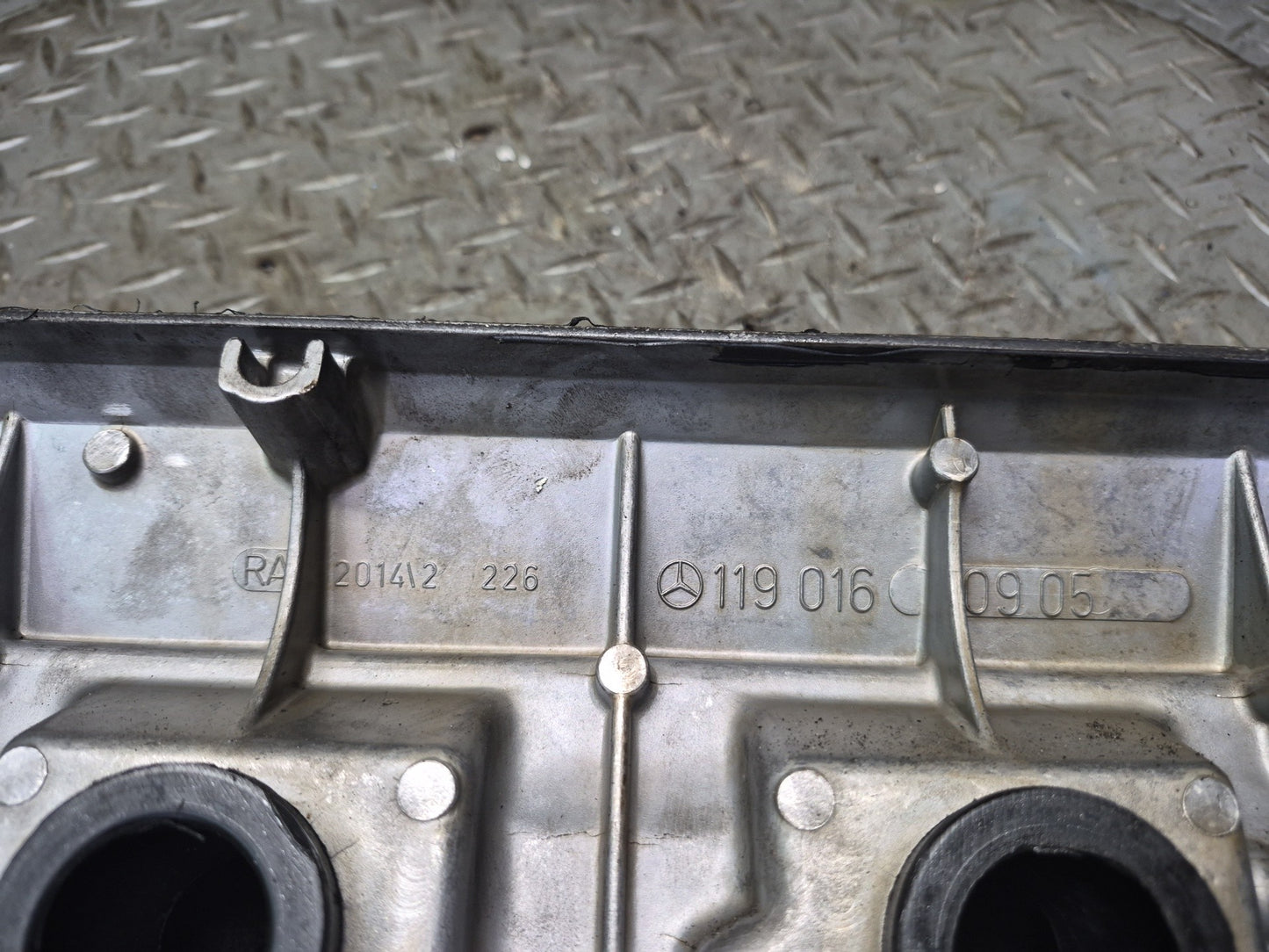 90-95 Mercedes W140 S500 M119 Engine Motor Right Cylinder Head Valve Cover OEM