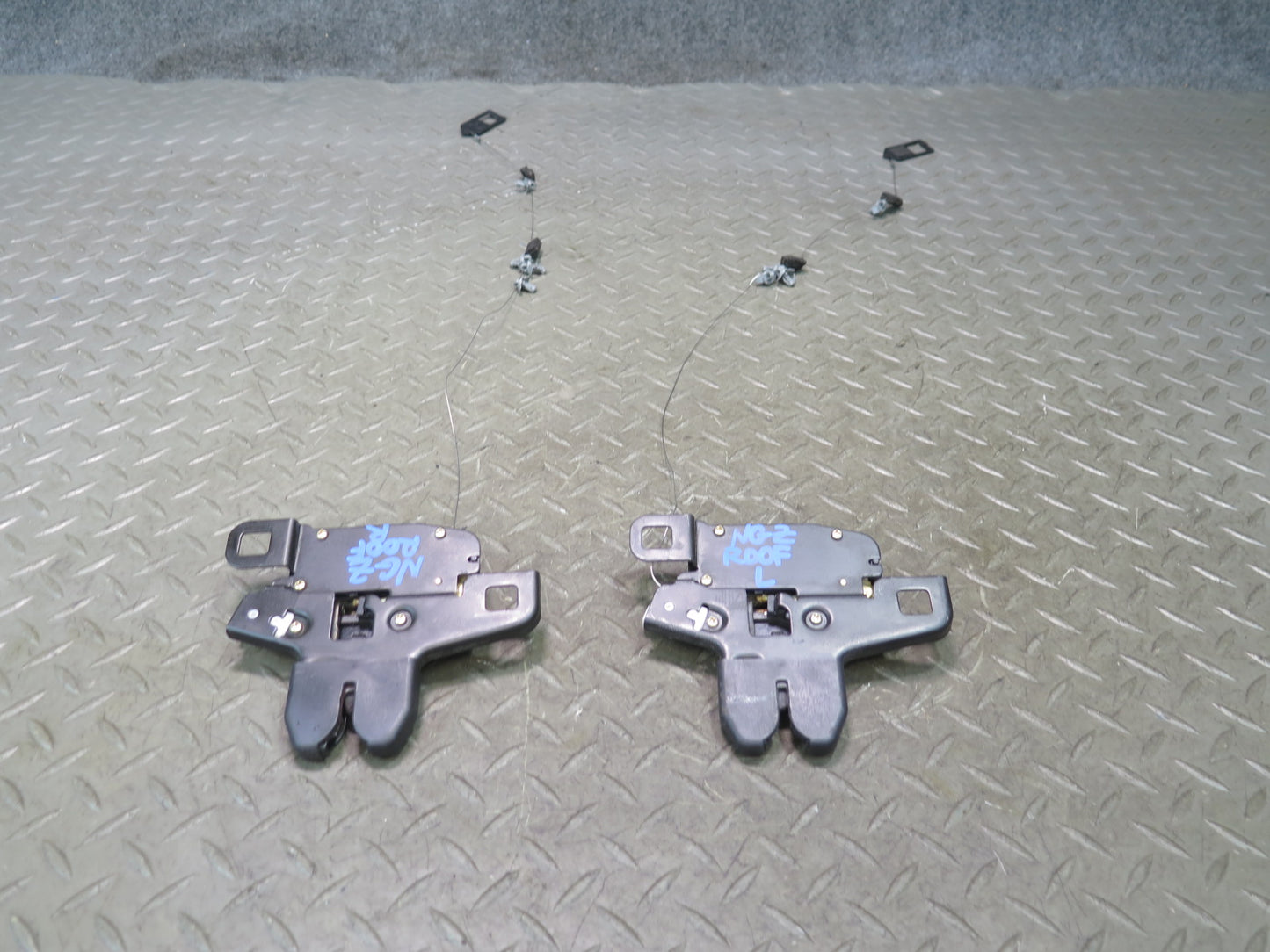 04-09 Nissan Z33 350Z Convertible Set of 2 Left & Right TOP Roof Lock Latch OEM