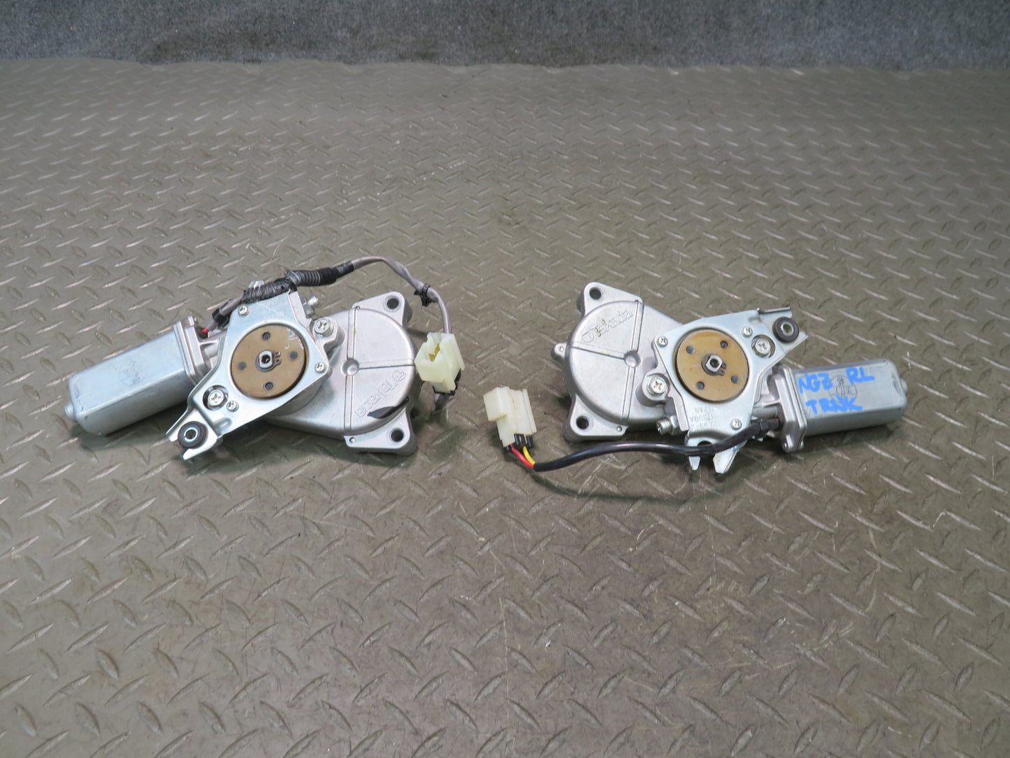 04-09 Nissan Z33 350Z Convertible Set of 2 TOP Roof Rear Motor Drive Unit OEM