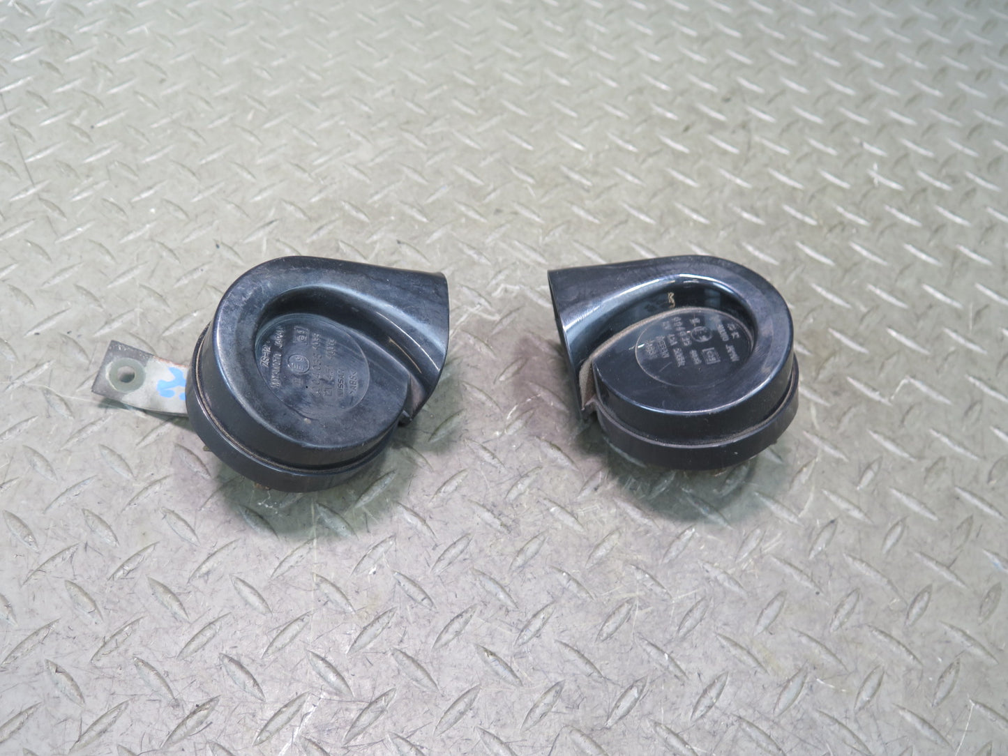 03-09 Nissan Z33 350Z Set of 2 High & Low Tone Note Pitch Horn Signal OEM