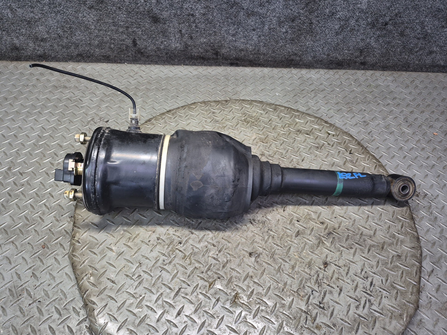 01-03 Lexus UCF30L LS430 Front Left Air Suspension Shock Strut Absorber Damaged