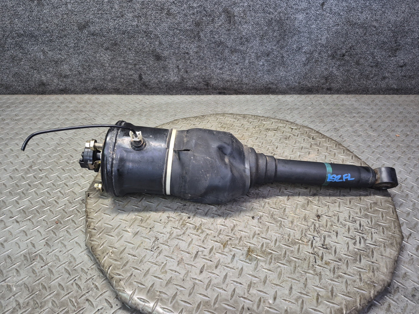 01-03 Lexus UCF30L LS430 Front Left Air Suspension Shock Strut Absorber Damaged