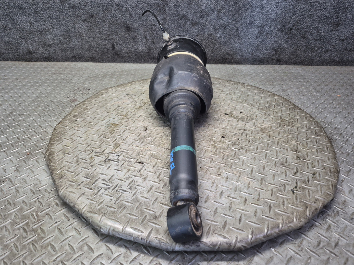 01-03 Lexus UCF30L LS430 Front Left Air Suspension Shock Strut Absorber Damaged