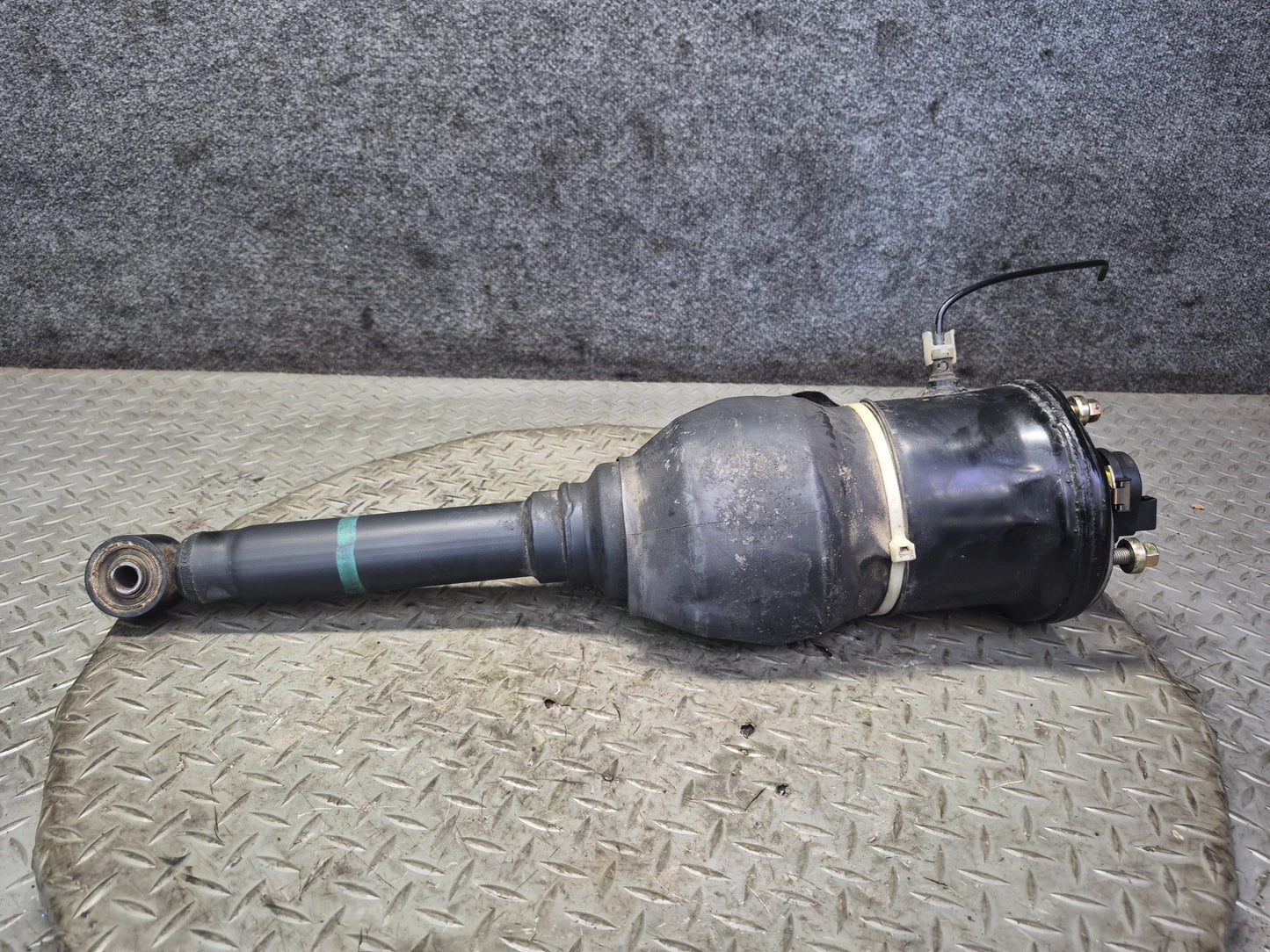 01-03 Lexus UCF30L LS430 Front Left Air Suspension Shock Strut Absorber Damaged