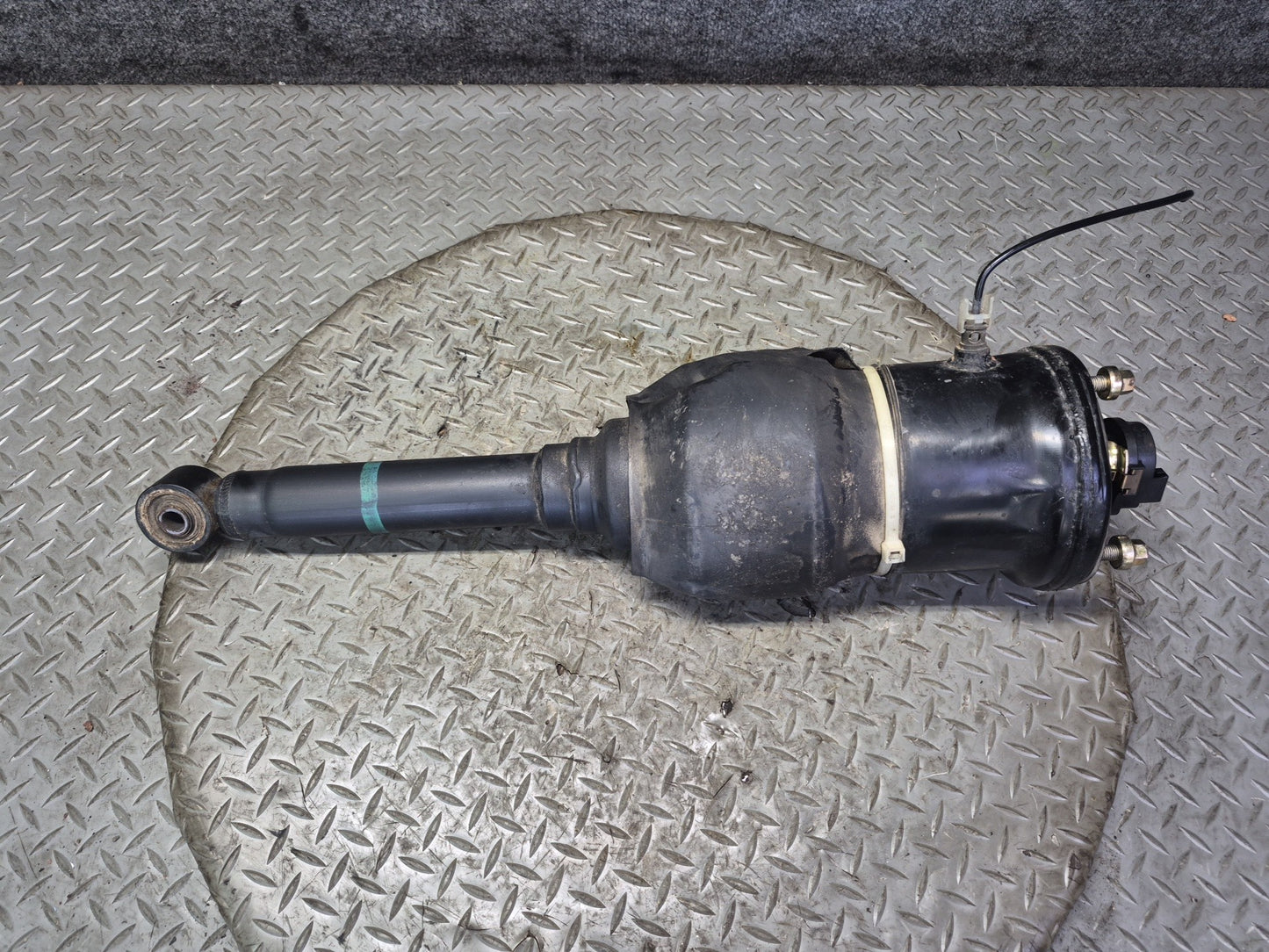 01-03 Lexus UCF30L LS430 Front Left Air Suspension Shock Strut Absorber Damaged