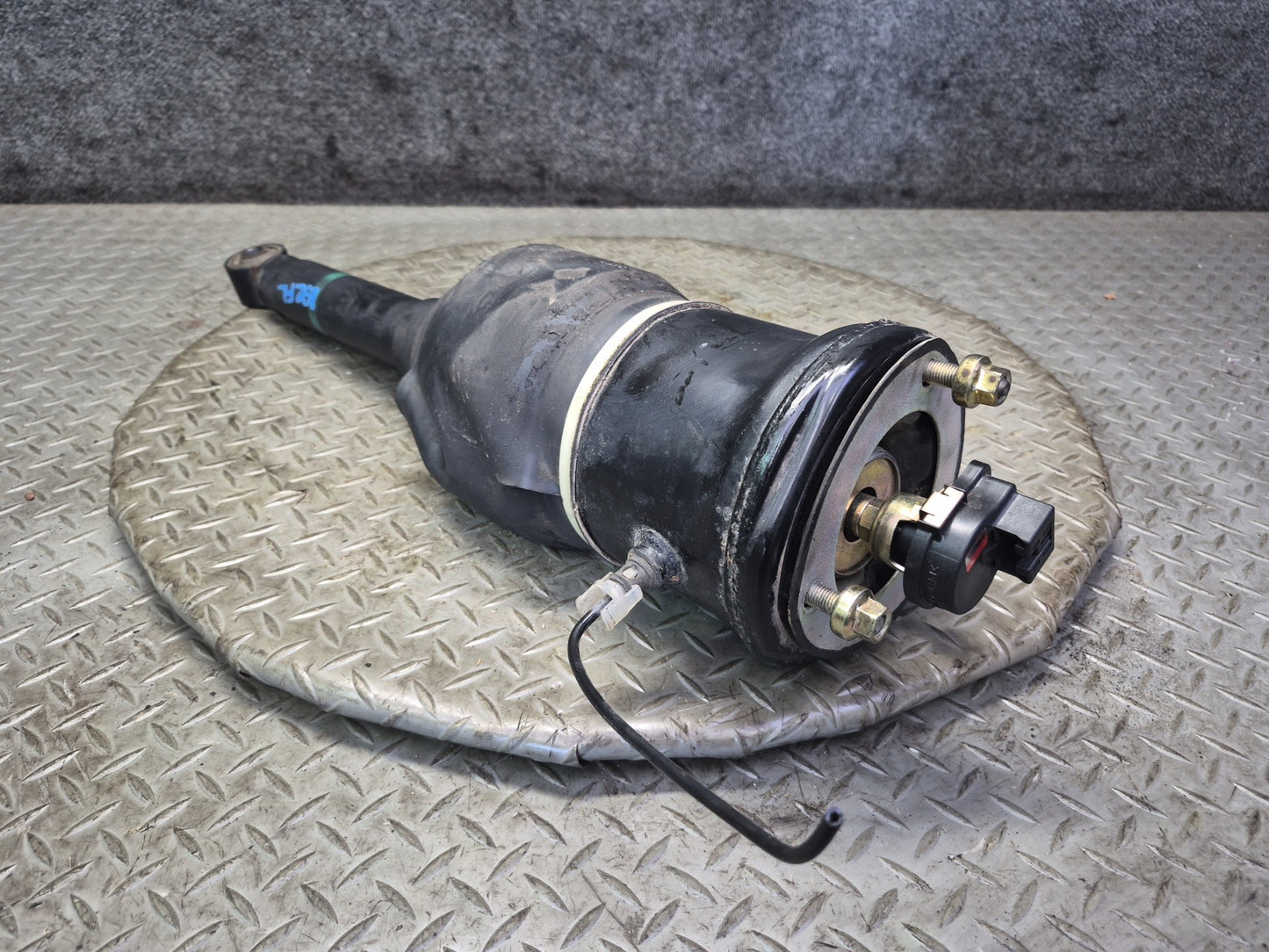 01-03 Lexus UCF30L LS430 Front Left Air Suspension Shock Strut Absorber Damaged