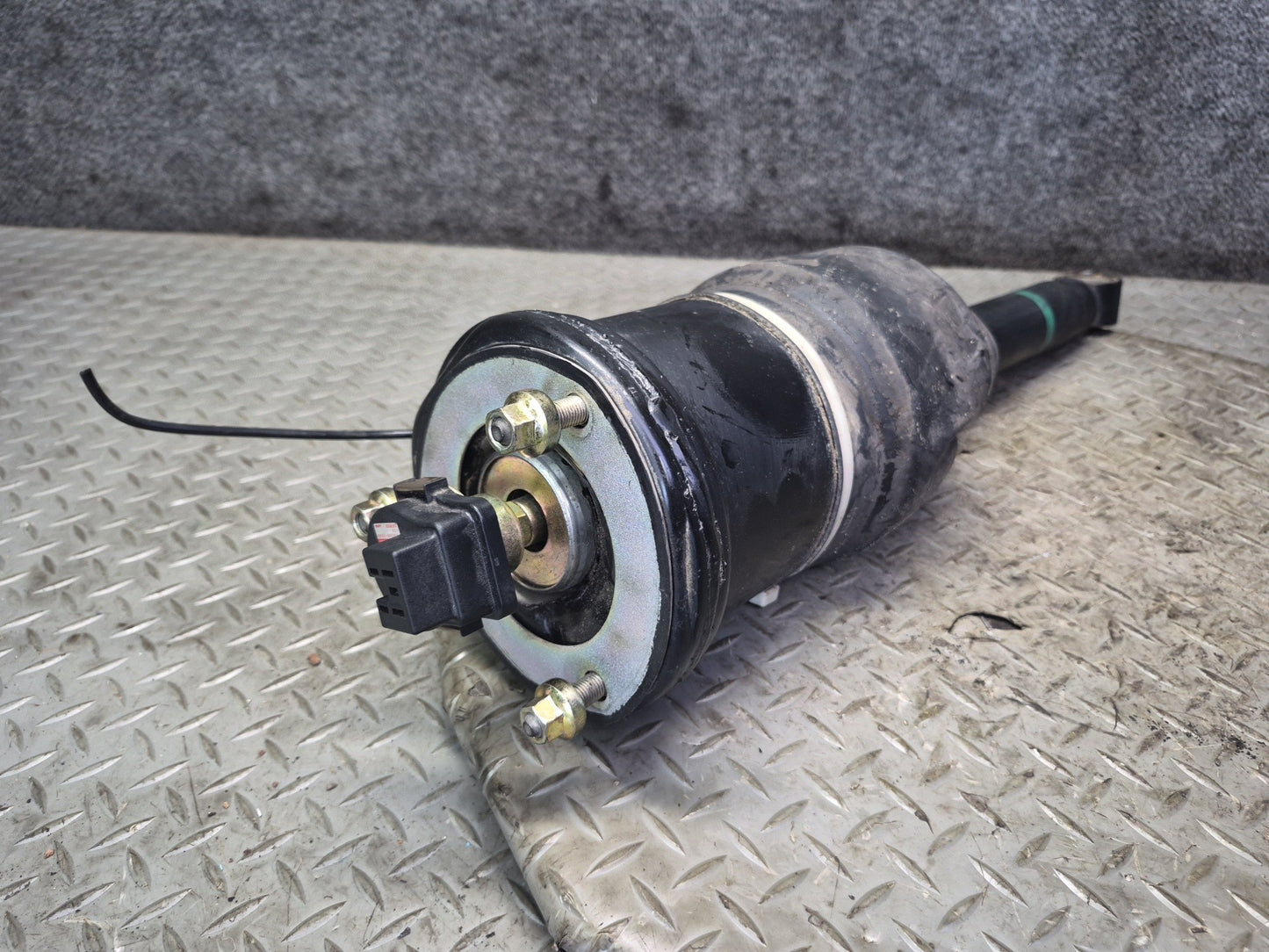01-03 Lexus UCF30L LS430 Front Left Air Suspension Shock Strut Absorber Damaged