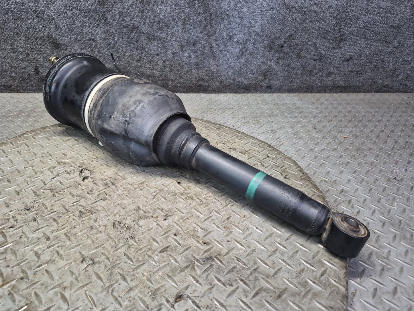 01-03 Lexus UCF30L LS430 Front Left Air Suspension Shock Strut Absorber Damaged