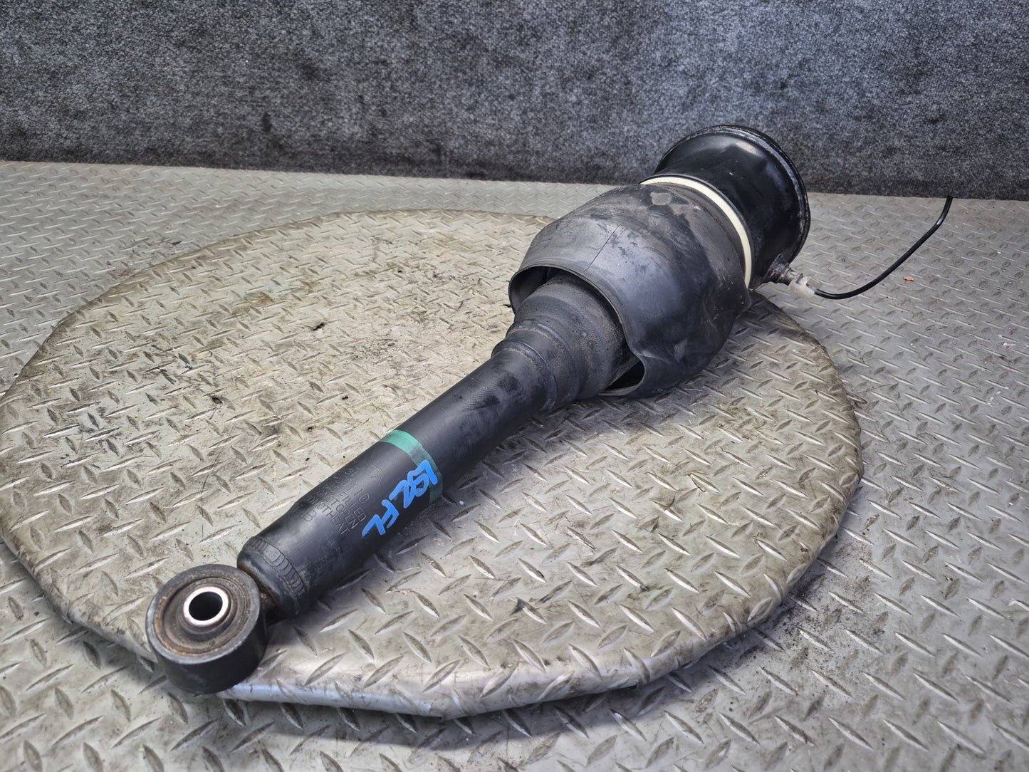 01-03 Lexus UCF30L LS430 Front Left Air Suspension Shock Strut Absorber Damaged