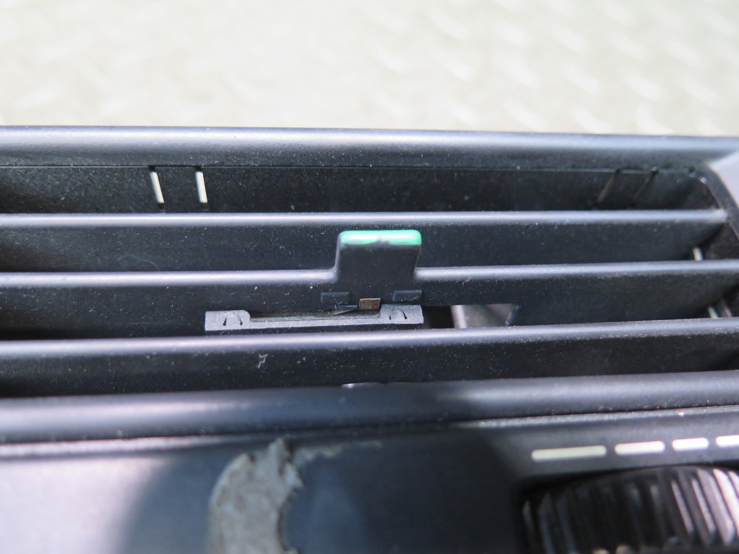 94-02 Mercedes R129 Sl-class Dash Center A/C Air Vent Grille 1298300654 Damaged