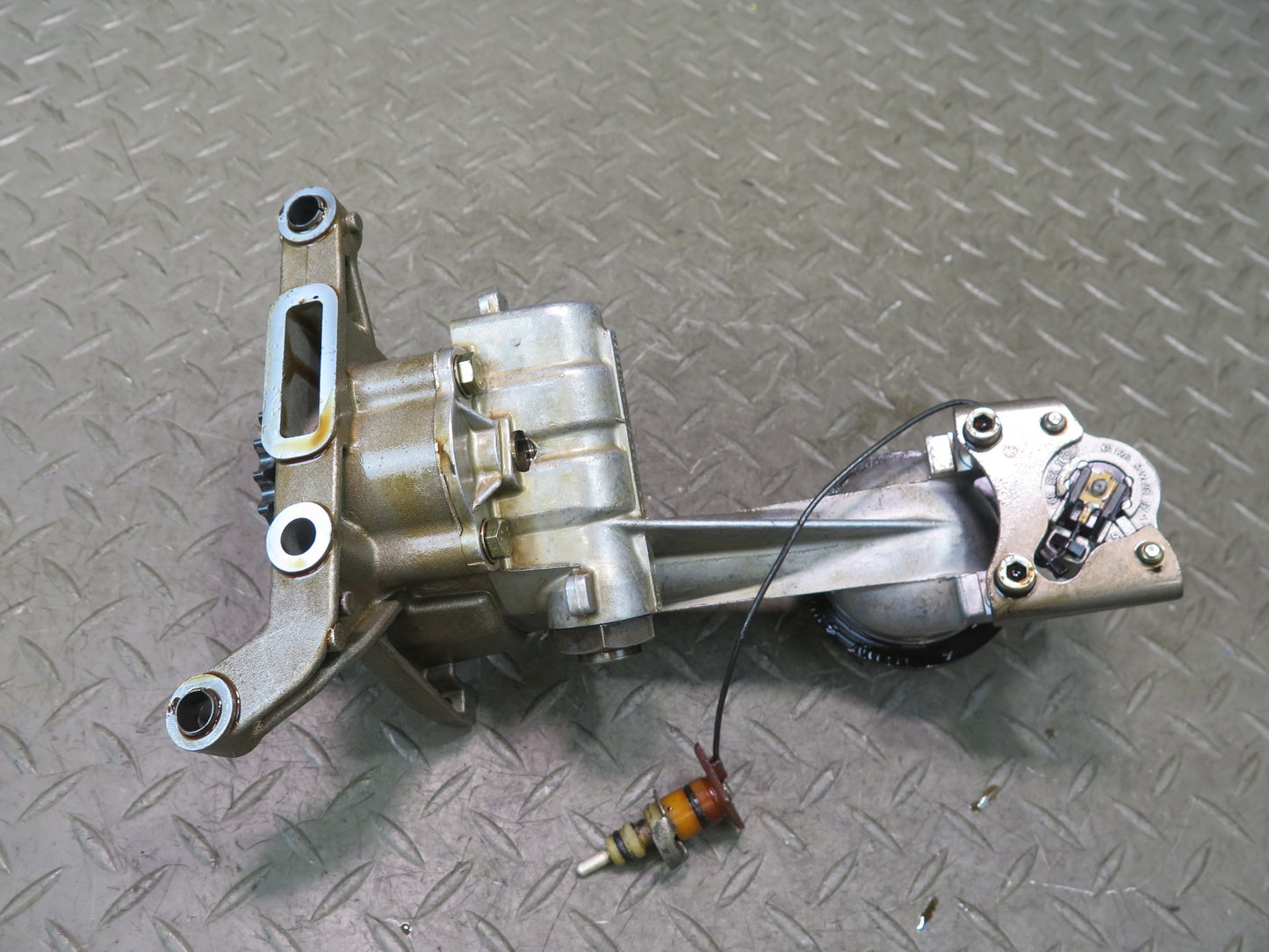 94-95 Mercedes W140 S500 119.702 Engine Motor Oil Pump 1191860301 OEM