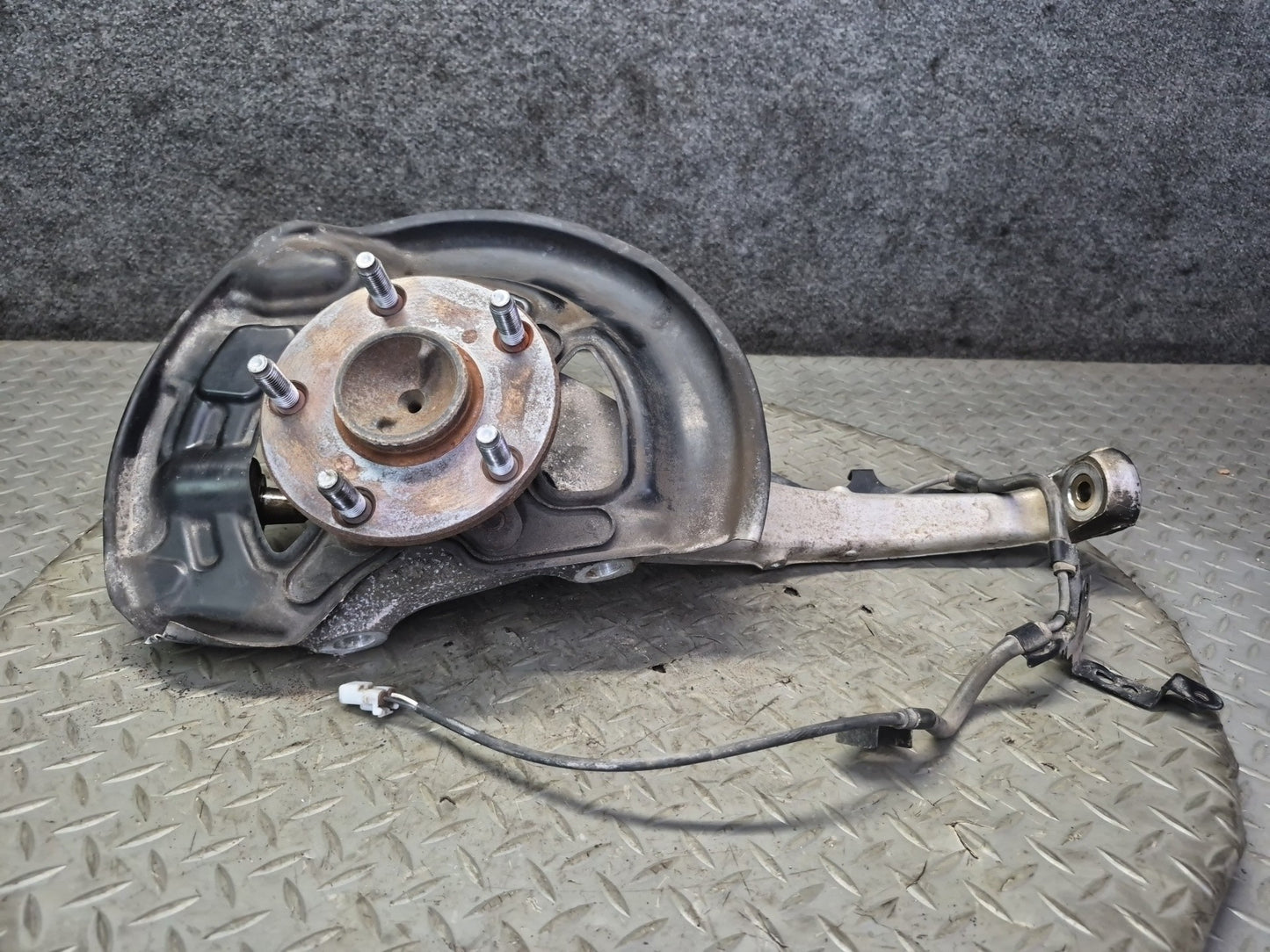 01-06 Lexus UCF30L LS430 RWD Front Left Spindle Knuckle Wheel Hub Bearing OEM