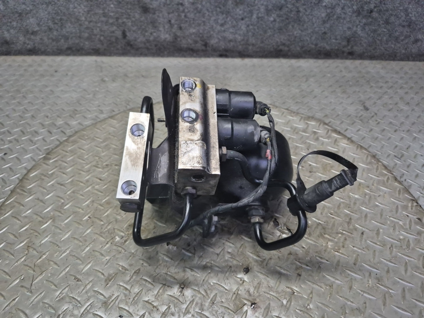 03-06 Mercedes R230 SL55 AMG Front ABC Hydraulic Suspension Valve Block Pump OEM