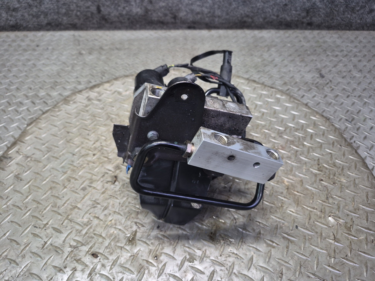 03-06 Mercedes R230 SL55 AMG Front ABC Hydraulic Suspension Valve Block Pump OEM