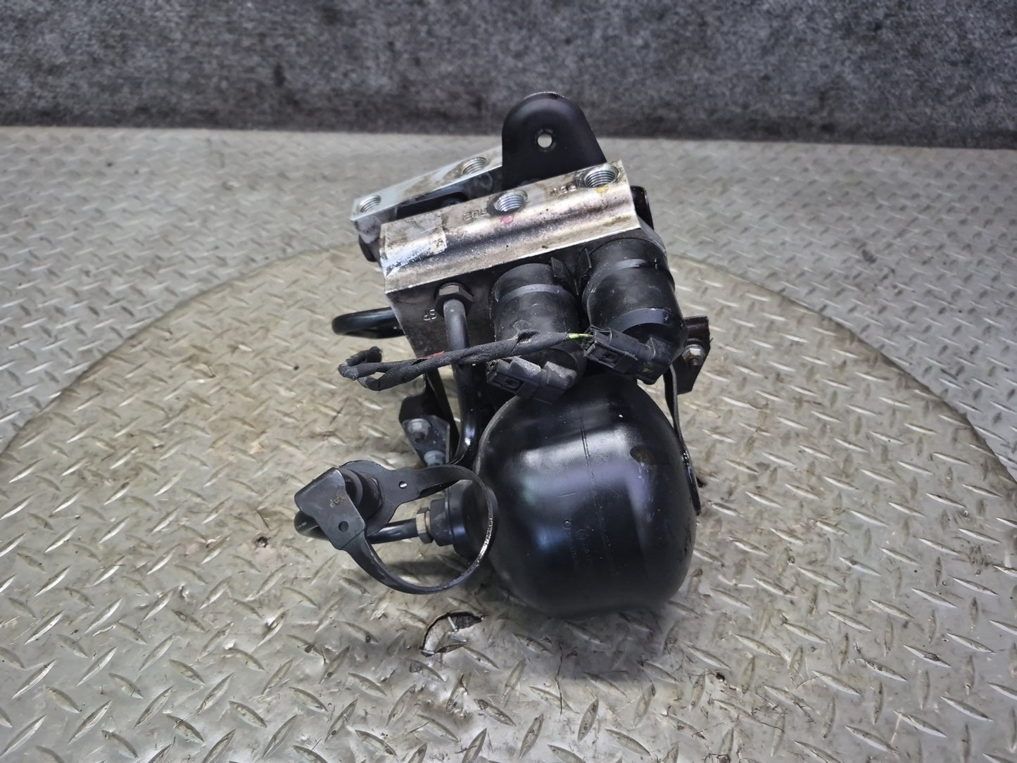 03-06 Mercedes R230 SL55 AMG Front ABC Hydraulic Suspension Valve Block Pump OEM
