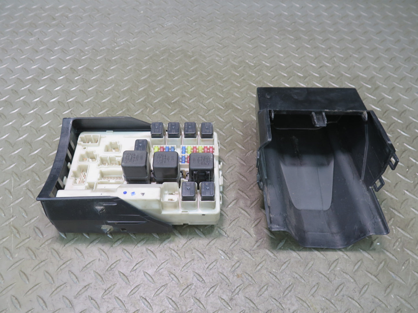 2006 Nissan 350Z Z33 Convertible MT Under Hood Ipdm Fuse Relay Box Unit OEM